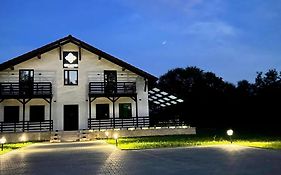 Pensiunea Casa Cu Flori Guest House 4*